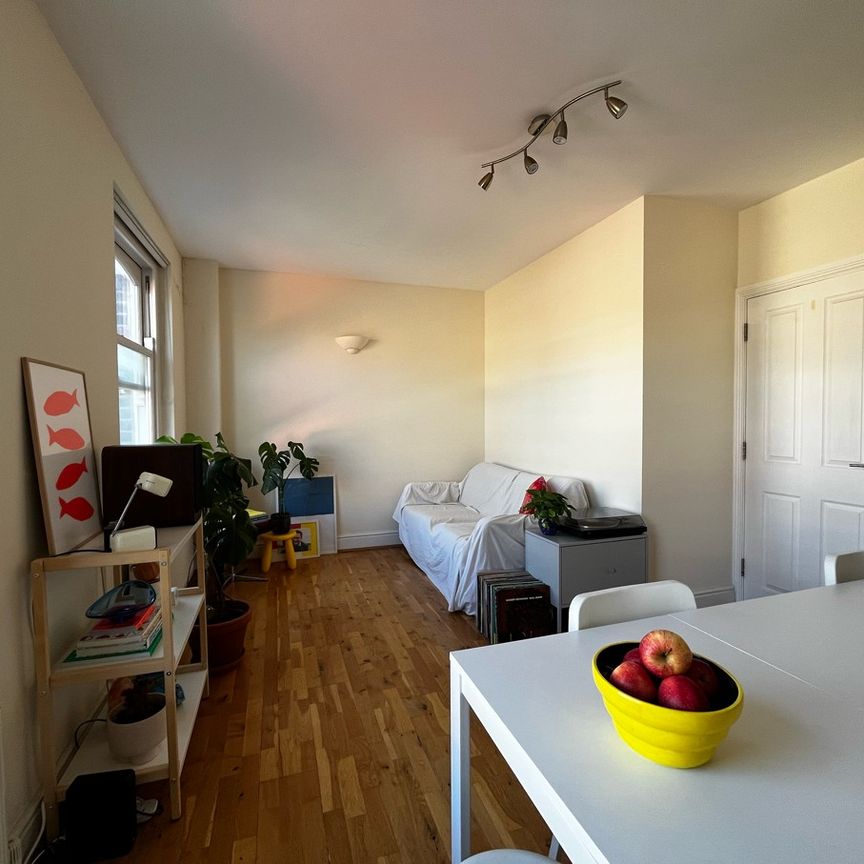 2 Bed Flat, Stoke Newington High Street, N16 - Photo 1