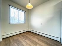 Bright 2-Bedroom Main Floor in Sunnyside – Prime Inner-City Location - Photo 4