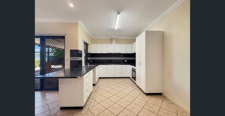 Large Spacious Family Home - Photo 4