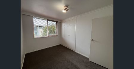 Stylish and spacious living in ideal location - Photo 5
