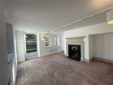 Newly refurbished 3 bed character cottage in sought after Wash Common. - Photo 2