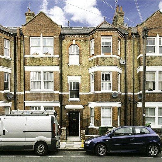 2 bedroom flat in London - Photo 1