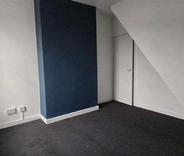 4 bedroom end of terrace house to rent - Photo 1