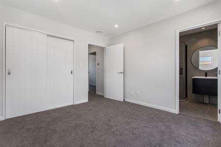 Modern Luxury - Unbeatable Location - Photo 3