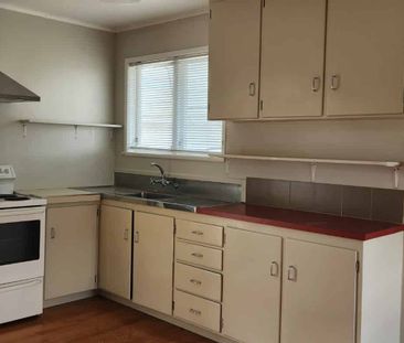 LOCATION LOCATION CLOSE TO MOTORWAY AND SCHOOLS - Photo 2