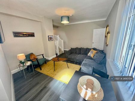 1 bedroom in a house share to rent - Photo 2