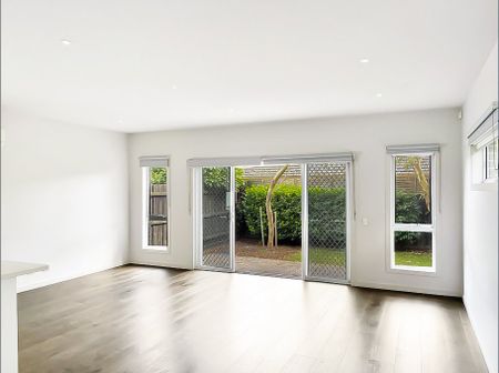 STUNNING 3 BEDROOM TOWNHOUSE IN A PRIME LOCATION - Photo 5