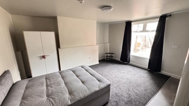 1 bedroom in a house share to rent - Photo 1