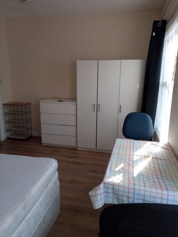 Room in a Shared House, Albert Square, E15 - Photo 4