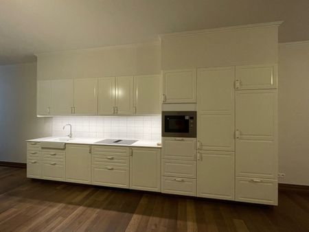 Heel mooi gerenoveerd appartement met twee slaapkamers. Tijdens de renovatie is veel aandacht besteed aan het behouden en versterken van de authentieke stijl van het gebouw. - Photo 5