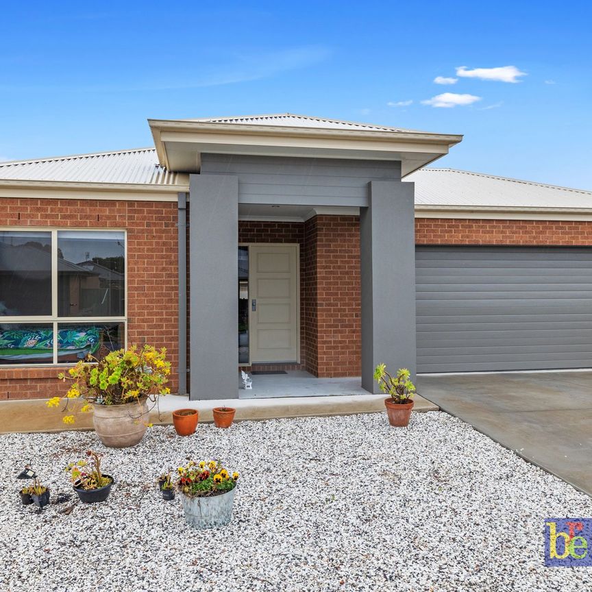 Spacious & Comfortable Family Home Near Lake Weeroona - Photo 1