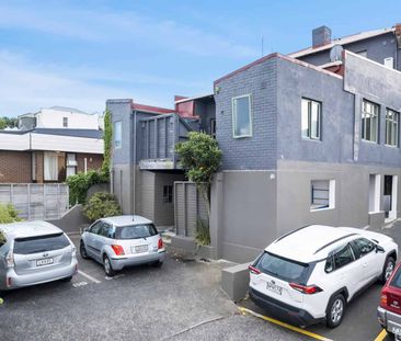 Lovely Inner City Apartment- Available 2026 - Photo 4
