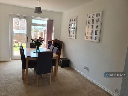 3 bedroom semi-detached house to rent - Photo 2