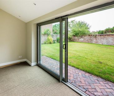 4 bedroom detached house to rent - Photo 1