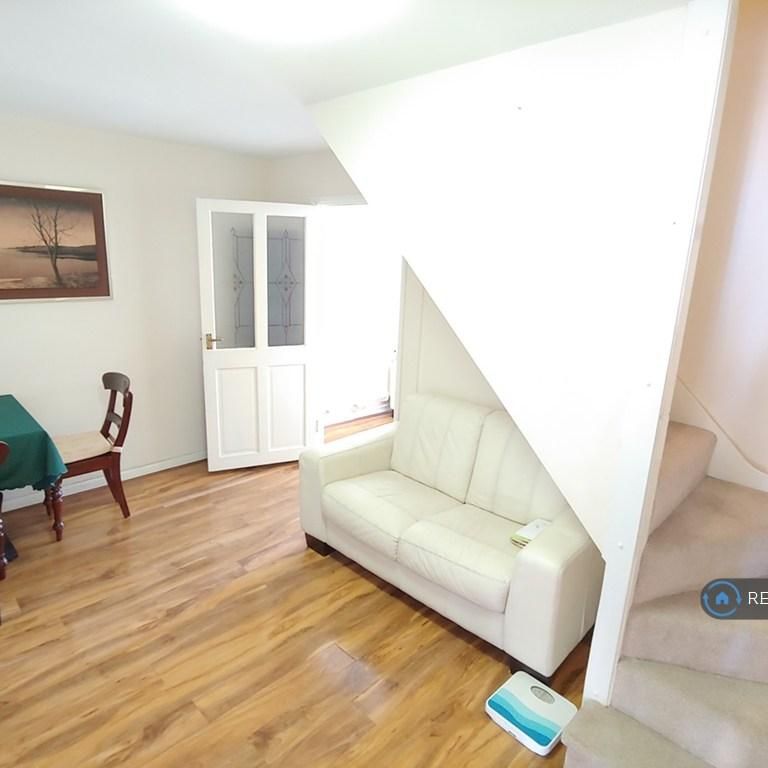 3 bedroom flat to rent - Photo 1