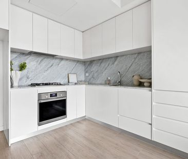 Luxurious & Spacious One Bedroom Apartment - Photo 3