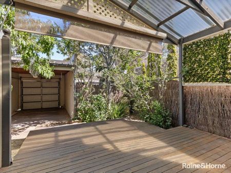 Prestigious 2 Bedroom Townhouse in Kensington! - Photo 5