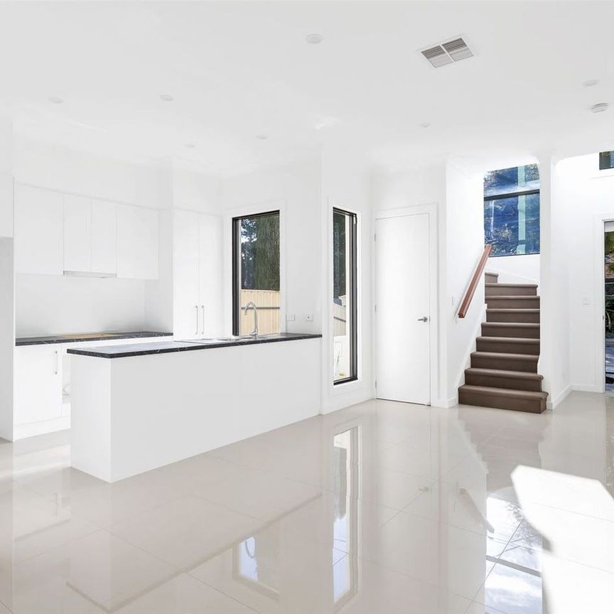 A beautiful home with a double garage, short drive to city and the bay - Photo 1