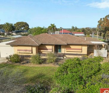 4 BEDROOM HOME ON HUGE BLOCK! - Photo 3