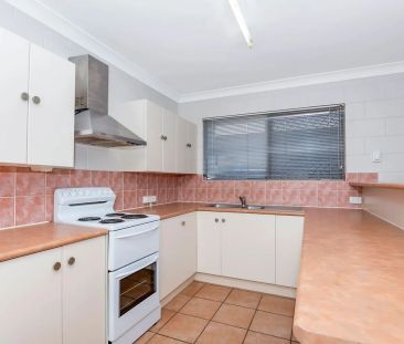 Spacious 3 Bedroom Home with Pool and Outdoor Living - Photo 2
