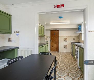 1 bedroom in a house share to rent - Photo 3