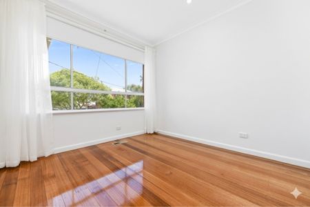 Newly Renovated Home in Sought After Pocket of Ashwood - 2 Living Spaces - Photo 4