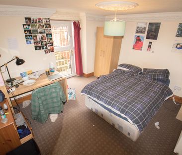 6 bedroom detached house to rent - Photo 2