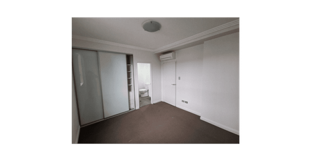 Modern 3 bedroom with 2 bathroom and big study apartment only $830 per week! - Photo 3