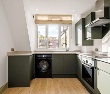 Set on the fourth floor of a popular mansion block on a residential street in Bloomsbury. - Photo 3