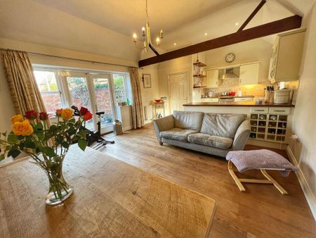 2 bedroom semi-detached bungalow to rent - Photo 3