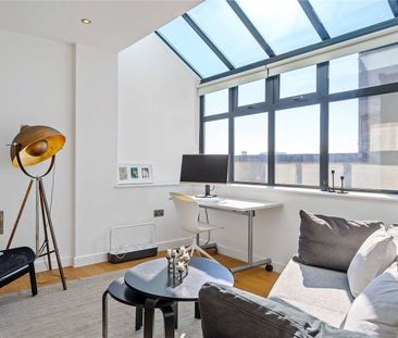 Exceptionally bright two bedroom sub-penthouse apartment. - Photo 1