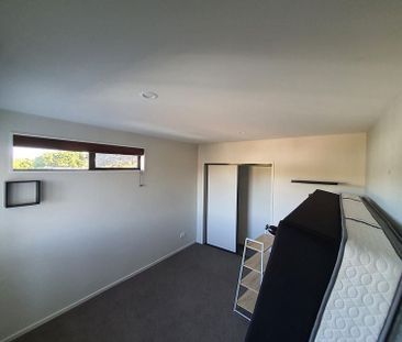 Modern family home - Photo 1