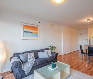 CBD Apartment with Stunning Views - Photo 4