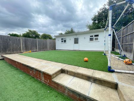 4 bed semi-detached house to rent in Barnhurst Path, Watford, WD19 - Photo 3