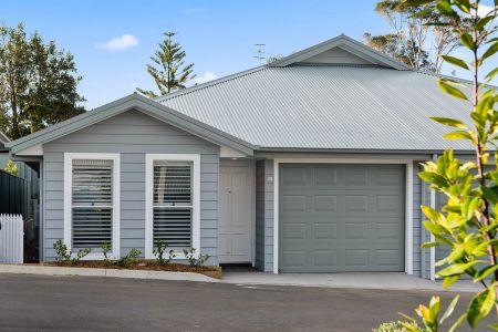 Private and Stylish Villa in Hampton Gardens - Photo 5