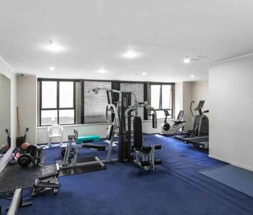 Stunning 4th-Floor Apartment in the Heart of A... - Photo 4