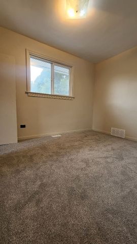 Kamloops: 5 bd, 2 bath with in law suite - Photo 4