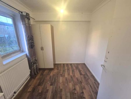 4 bedroom flat to rent - Photo 2