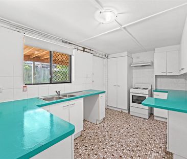 Spacious Dual-Living Family Home in Carina - Photo 5