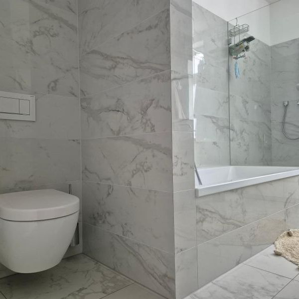 Altbaujuwel auf der Gugl! 143 m² WNFL + 16 m² Balkon, 4 Zimmer, generalsaniert, Küche möbliert! - Photo 1