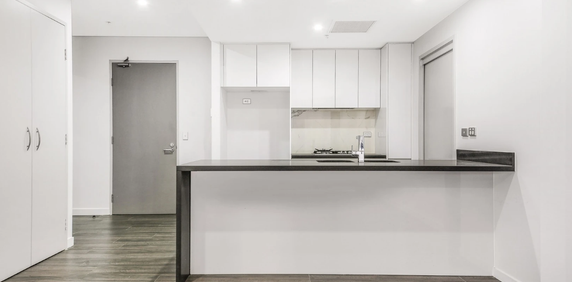 Modern 2-Bedroom Apartment with Parking in the Heart of Mascot - Photo 2
