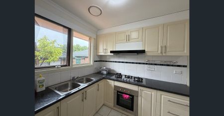 2-Bedroom Unit with Courtyard & Garage – Close to Shops & Hospital - Photo 4