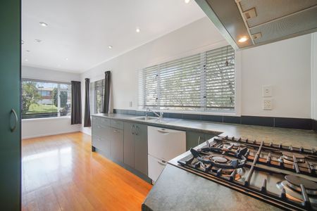Stunning Family Home in Buckland Beach - Photo 2