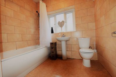 6 bedroom Flat in Otley Road, Leeds - Photo 4