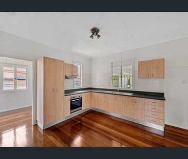 SMACK BANG IN THE MIDDLE OF TOWN! - Photo 4