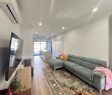 Stylish & Low-Maintenance Living with Modern Comfort - Photo 3