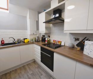 2 bedroom Flat in Montagu Drive, Leeds - Photo 3