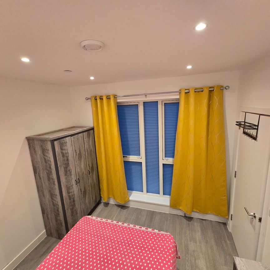 Room in a Shared House, London, NW10 - Photo 1