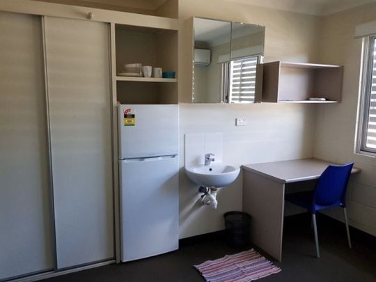 Large Single Room. Rent Includes Electricity, Wi Fi and Water – Bus stop at Front Door. - Photo 1