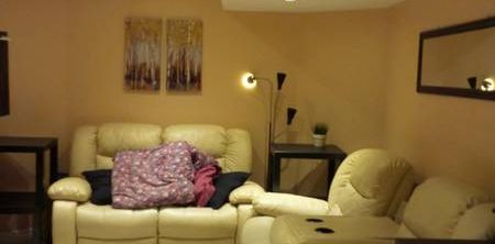 One bedroom Basement Apartment - Photo 2